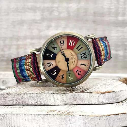 Luna Retro Uhr – Für einen Buntes und Verspieltes Styling