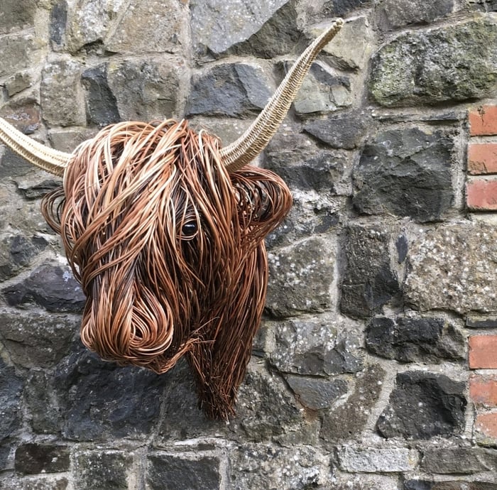 Toro Rustikale Wandskulptur – Handgefertigtes Kunstwerk aus Rattan