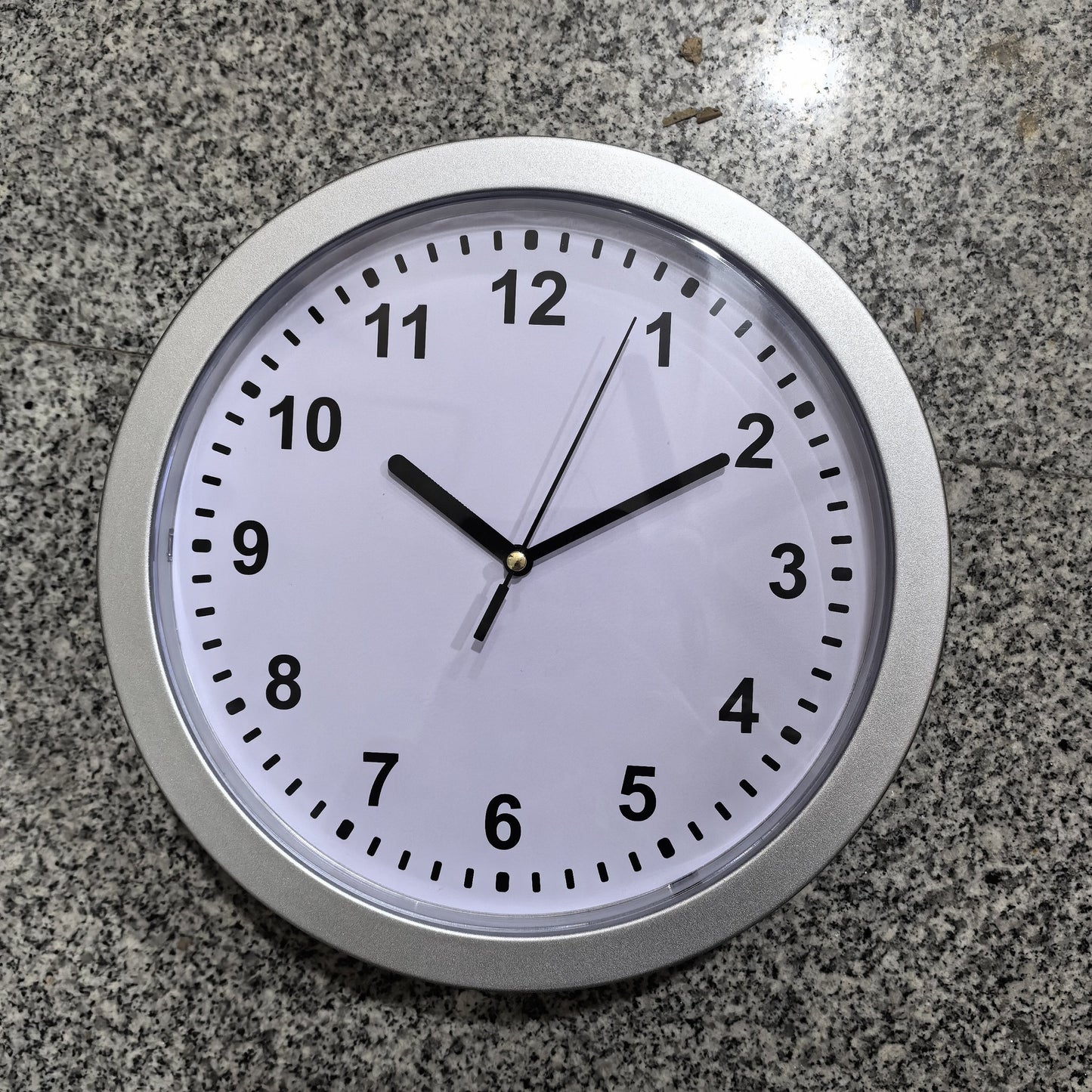 Wanduhr mit geheimem Stauraum – Praktisch und diskret