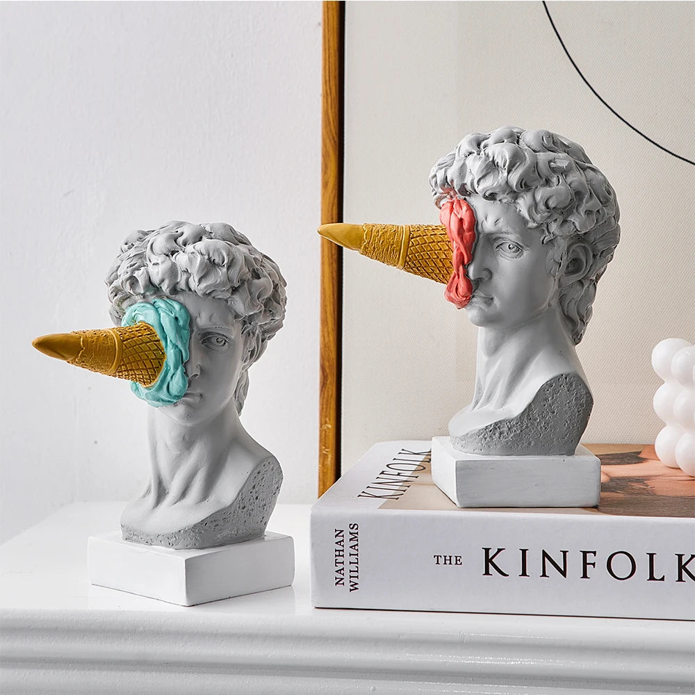 Statue mit Eiscreme – Verspielte Dekoration für zu Hause