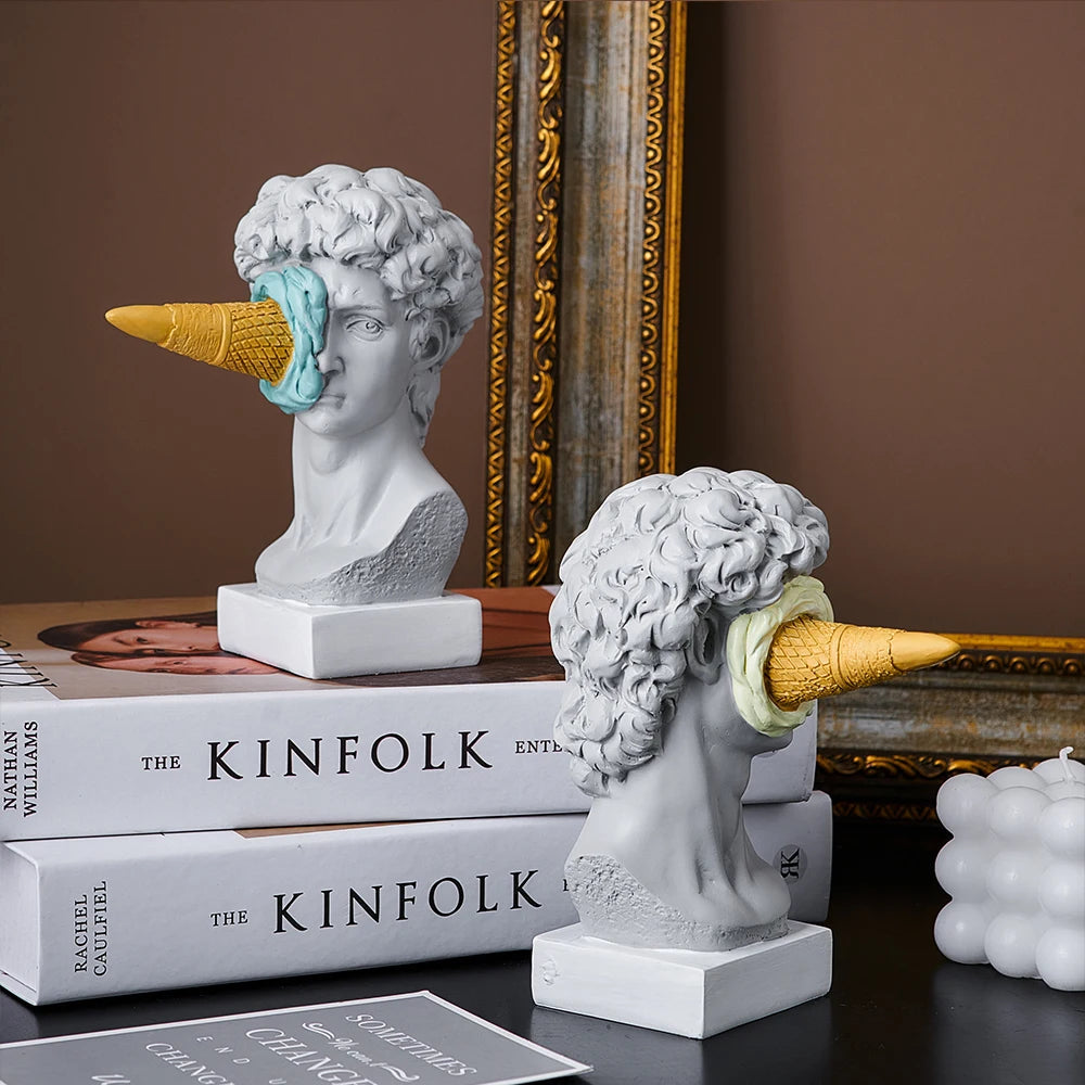 Statue mit Eiscreme – Verspielte Dekoration für zu Hause
