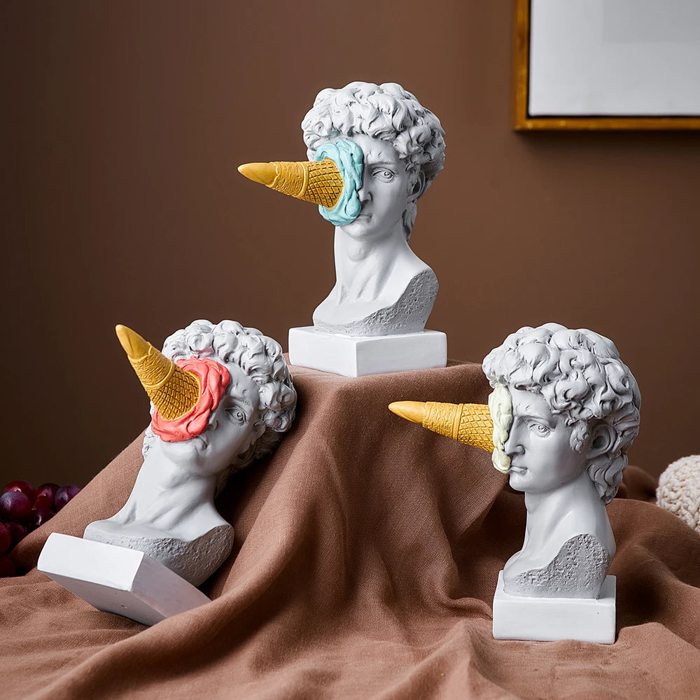 Statue mit Eiscreme – Verspielte Dekoration für zu Hause