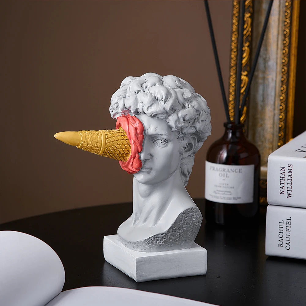 Statue mit Eiscreme – Verspielte Dekoration für zu Hause