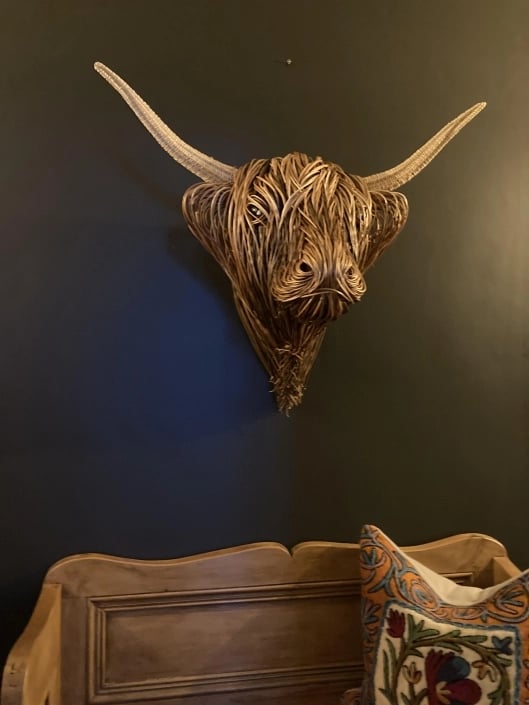 Toro Rustikale Wandskulptur – Handgefertigtes Kunstwerk aus Rattan