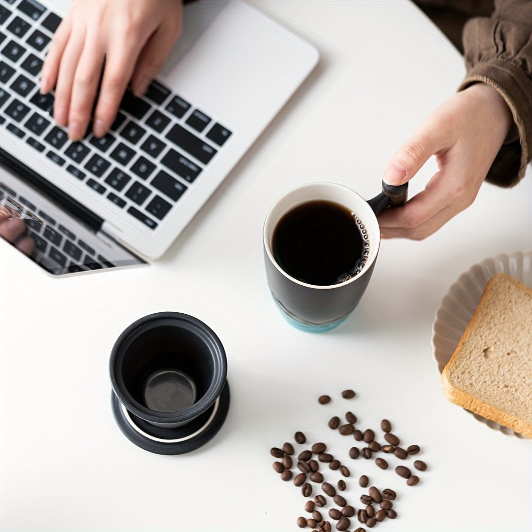 Handgefertigte Keramische Teetasse mit Sieb – Authentisches Design und Praktische Nutzung
