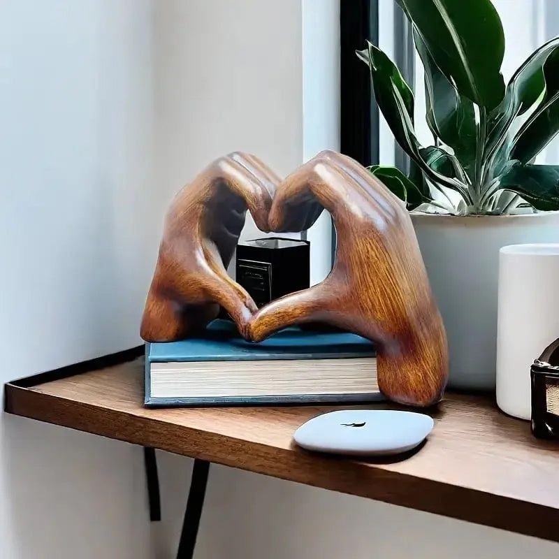 Herzförmige Skulptur – Moderne Kunst mit einem Romantischen Touch