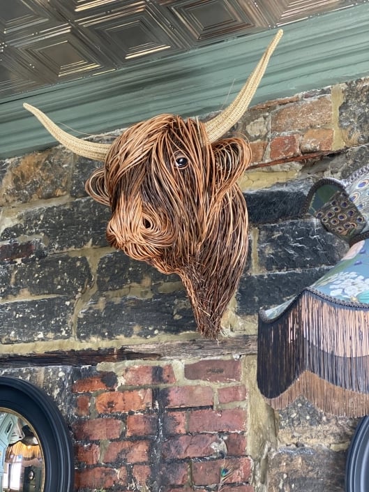 Toro Rustikale Wandskulptur – Handgefertigtes Kunstwerk aus Rattan
