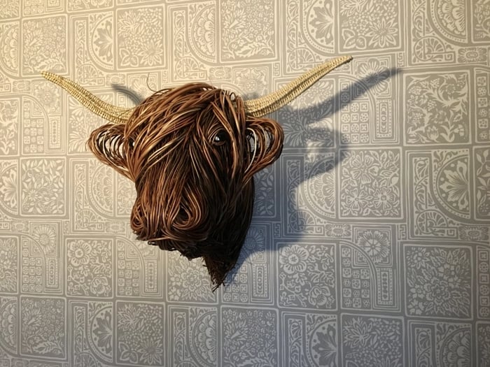 Toro Rustikale Wandskulptur – Handgefertigtes Kunstwerk aus Rattan