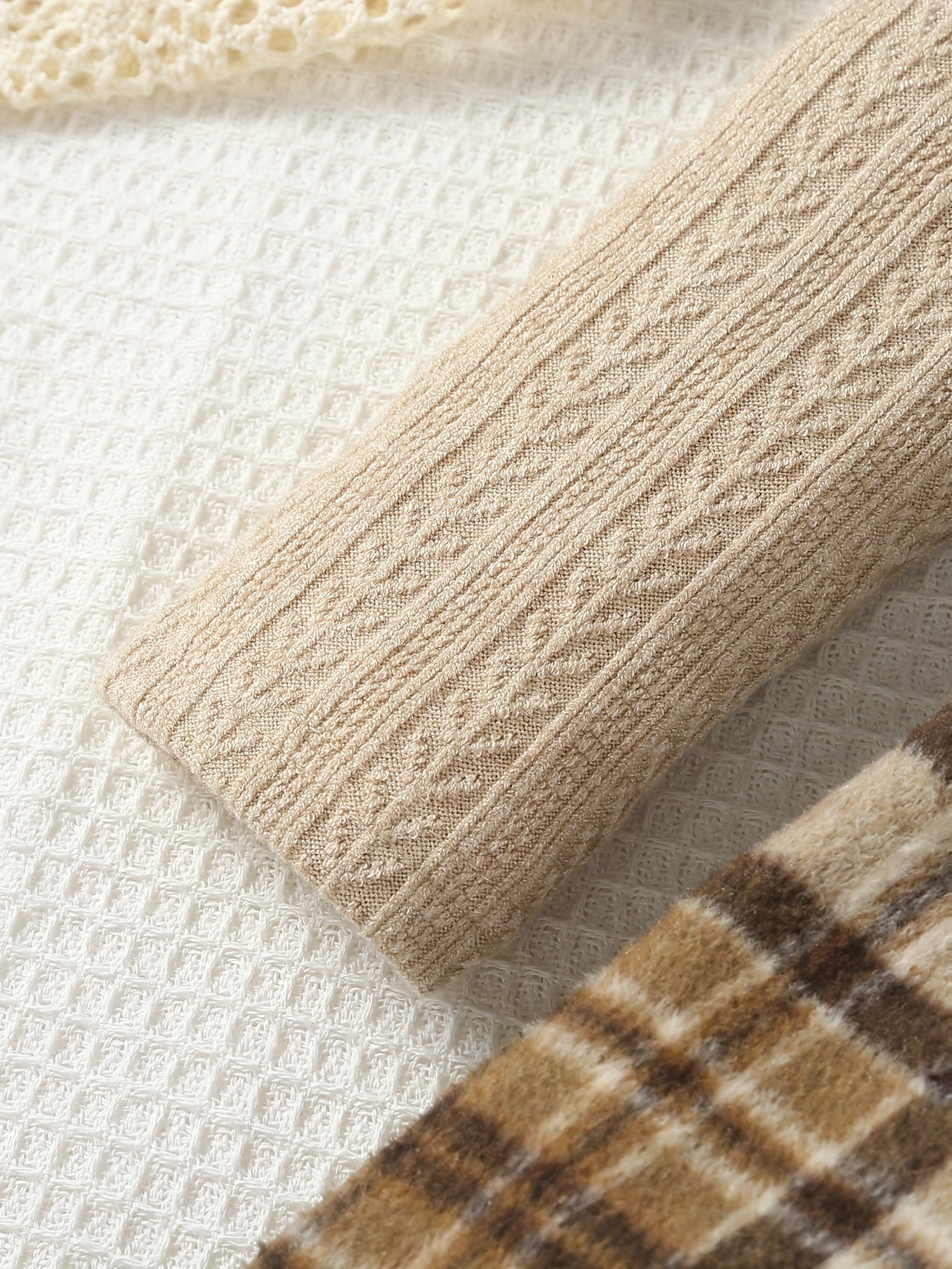 Emma Winter Outfit für Kinder – Rollkragenpullover mit Karorock und Mütze