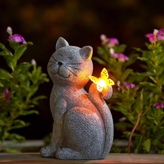 Verzauberte Katze mit Schmetterling – Stimmungsvolles Licht für deinen Garten
