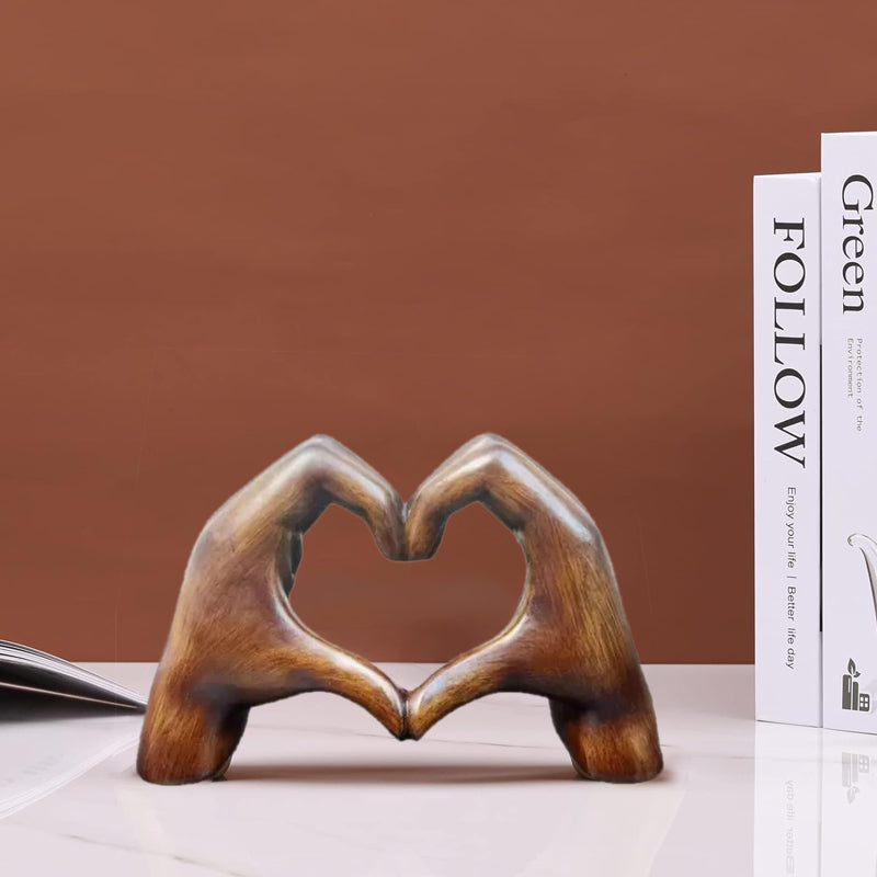 Herzförmige Skulptur – Moderne Kunst mit einem Romantischen Touch