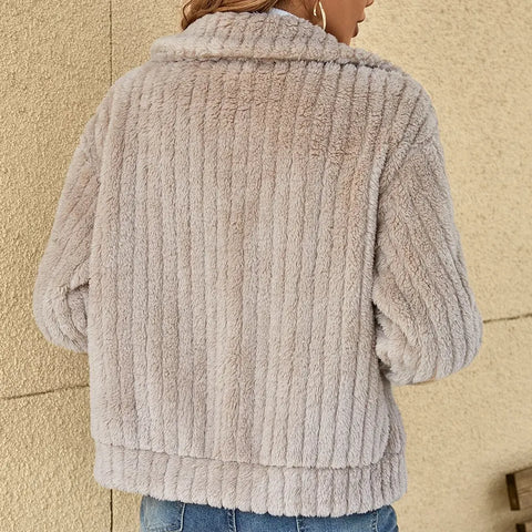 Lena Winterplüschjacke – Stilvolle Wärme für kalte Tage