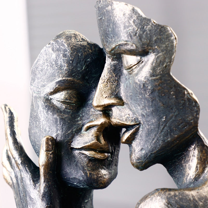 Umarmende Figuren Skulptur – Moderne Kunst für Zuhause