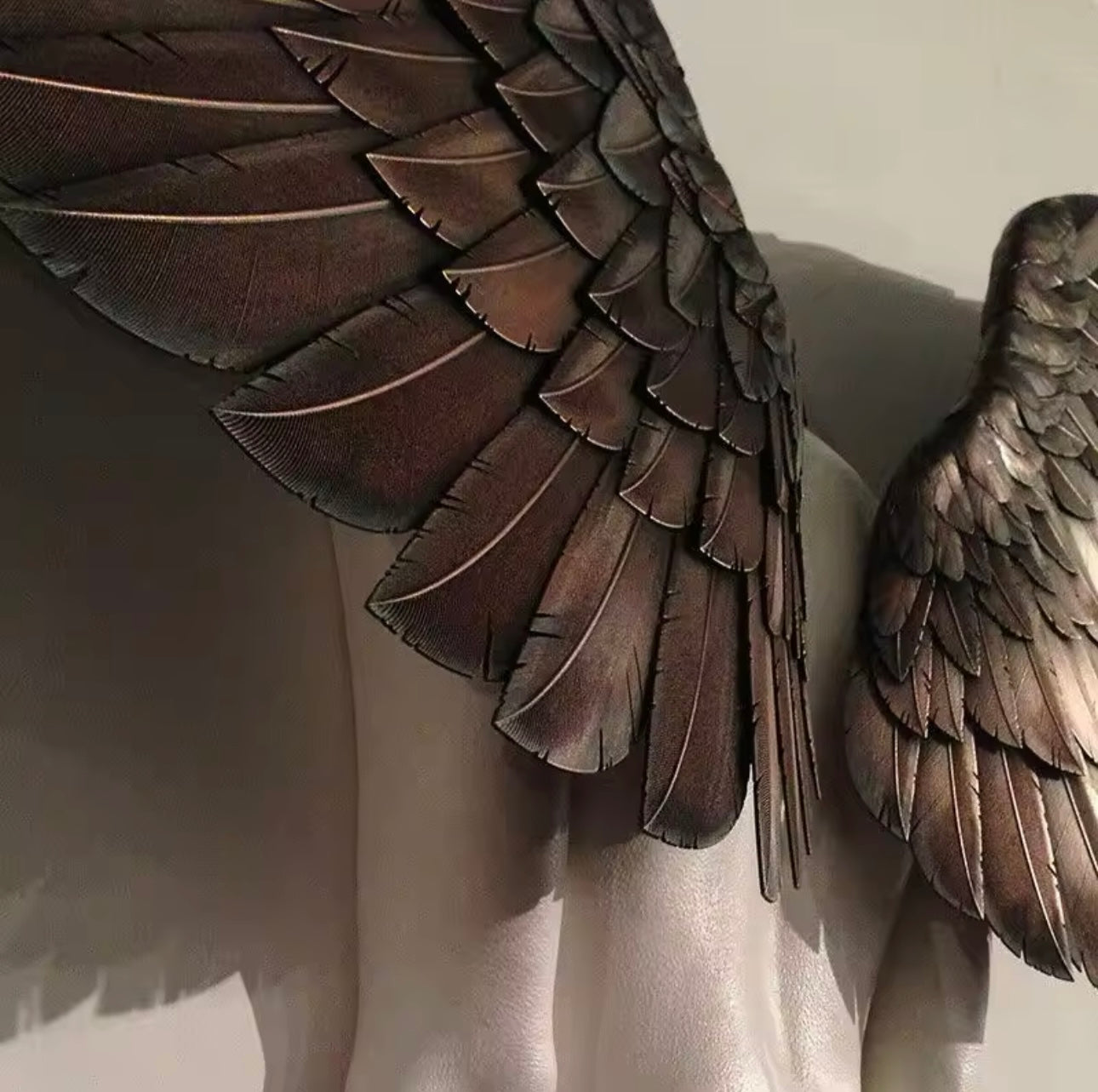 Elegante Flügelkunst – Freiheit und Schönheit
