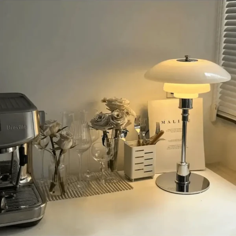 Design Tischlampe mit Glas-Schirm – Stimmungsvolles Licht und Minimalistische Eleganz