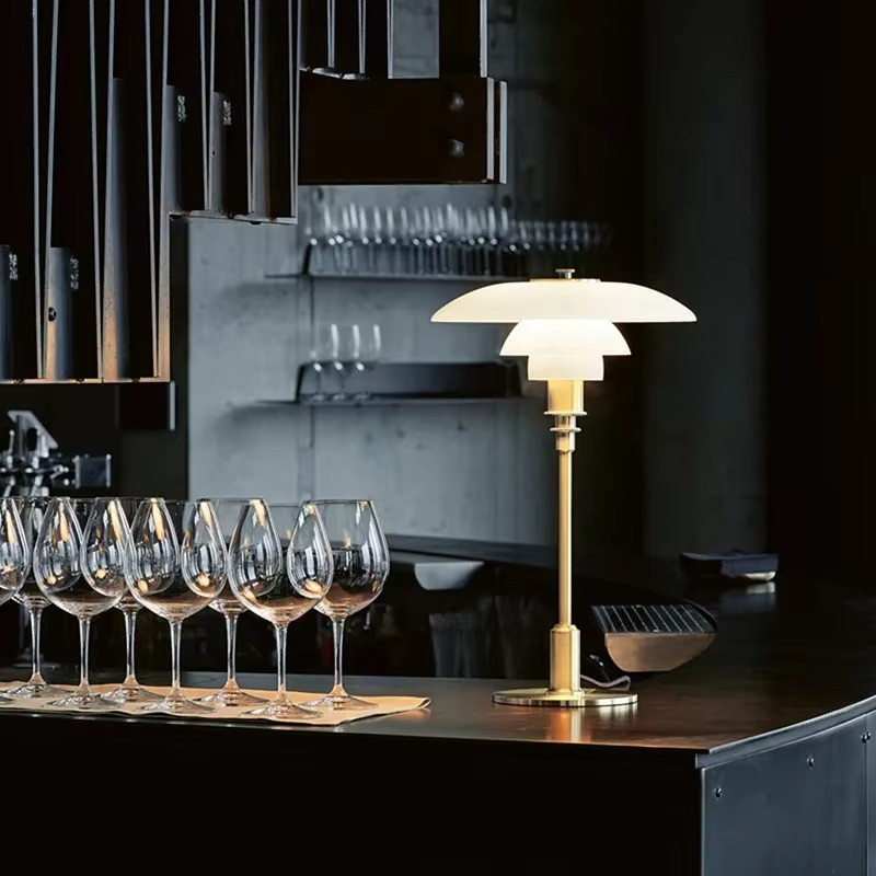 Design Tischlampe mit Glas-Schirm – Stimmungsvolles Licht und Minimalistische Eleganz