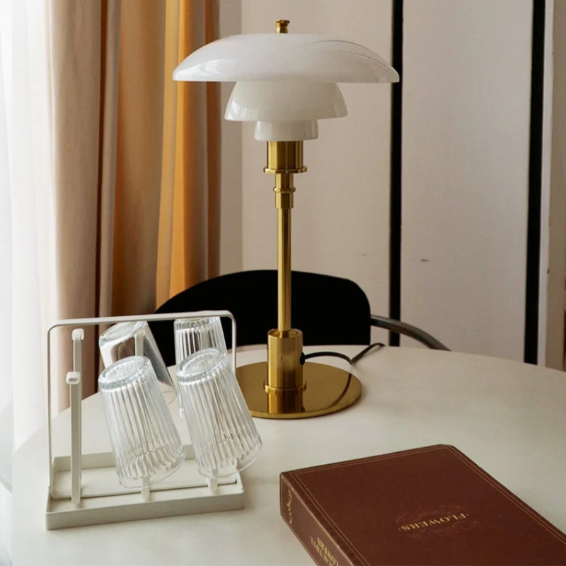 Design Tischlampe mit Glas-Schirm – Stimmungsvolles Licht und Minimalistische Eleganz