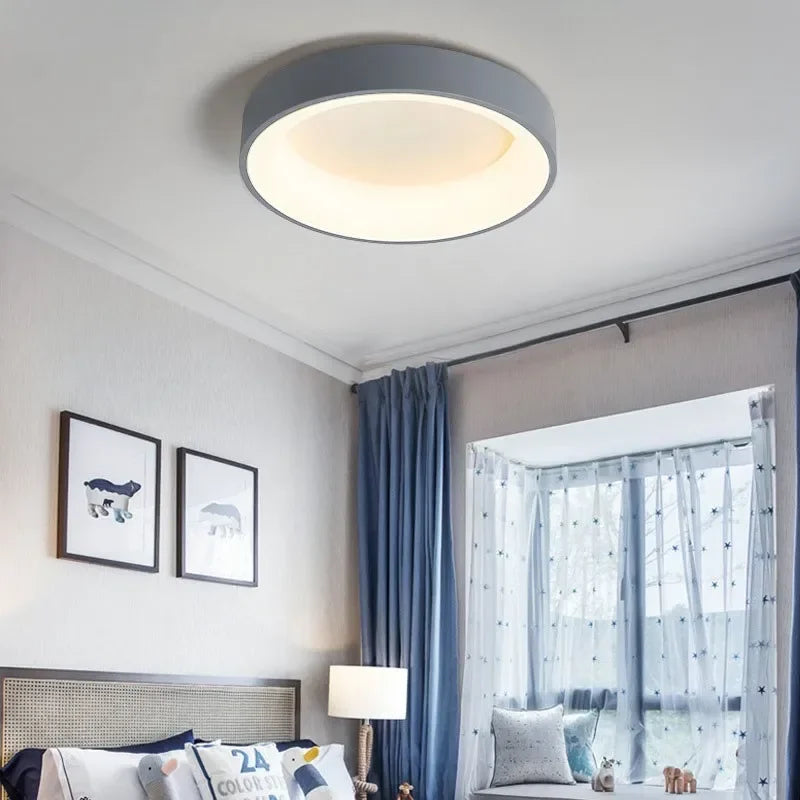 Runde LED-Deckenleuchte im minimalistischen Stil