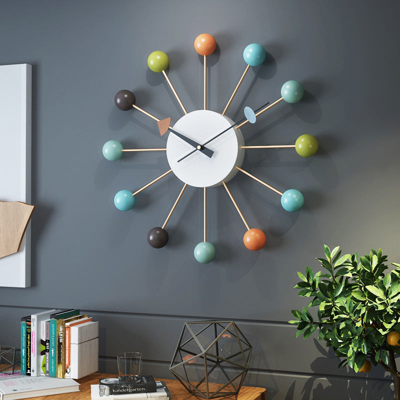 Moderne Wanduhr mit Kugeln – Stilvoll und Geräuschlos