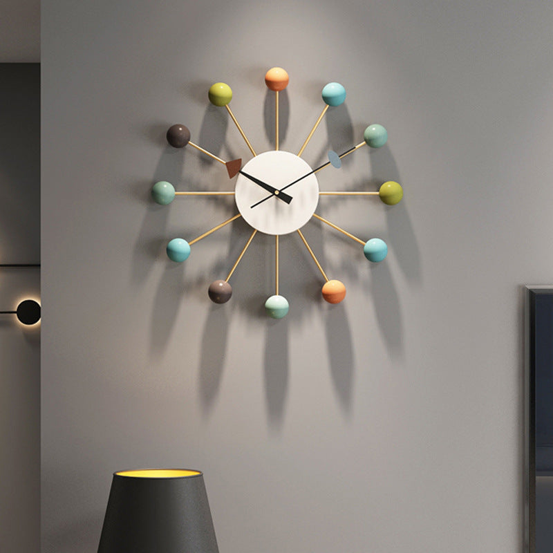 Moderne Wanduhr mit Kugeln – Stilvoll und Geräuschlos