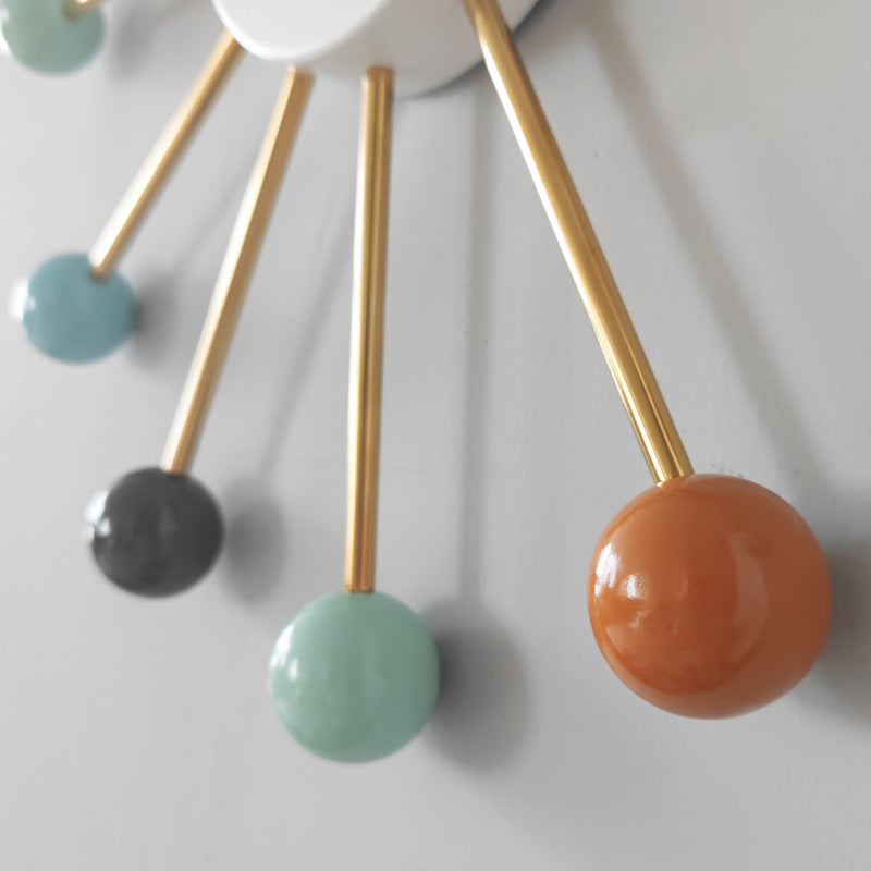 Moderne Wanduhr mit Kugeln – Stilvoll und Geräuschlos