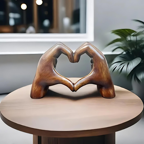 Herzförmige Skulptur – Moderne Kunst mit einem Romantischen Touch