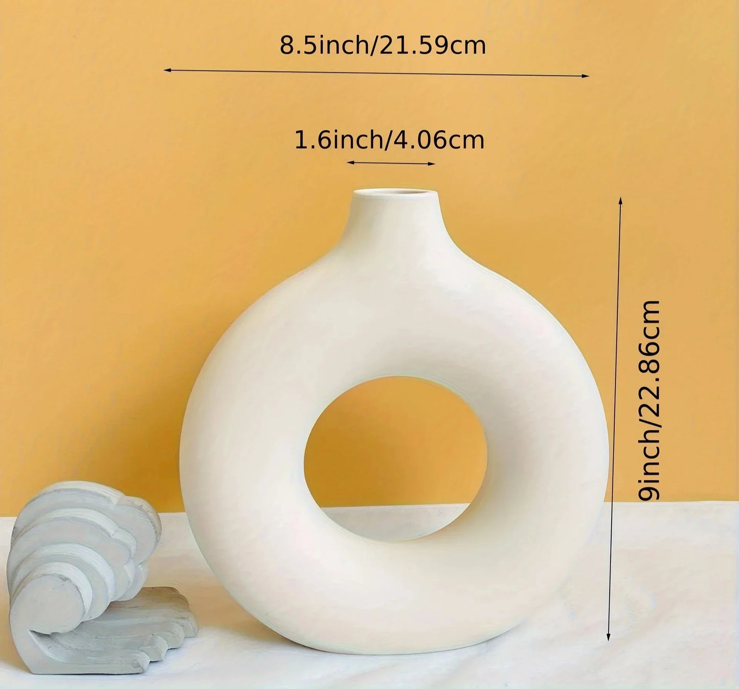 Runde Keramik-Vase im skandinavischen Stil