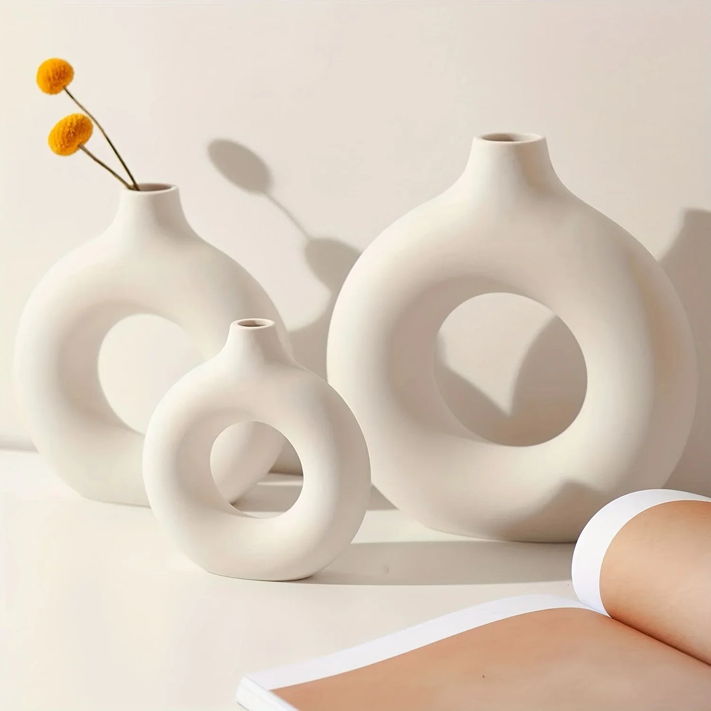 Runde Keramik-Vase im skandinavischen Stil