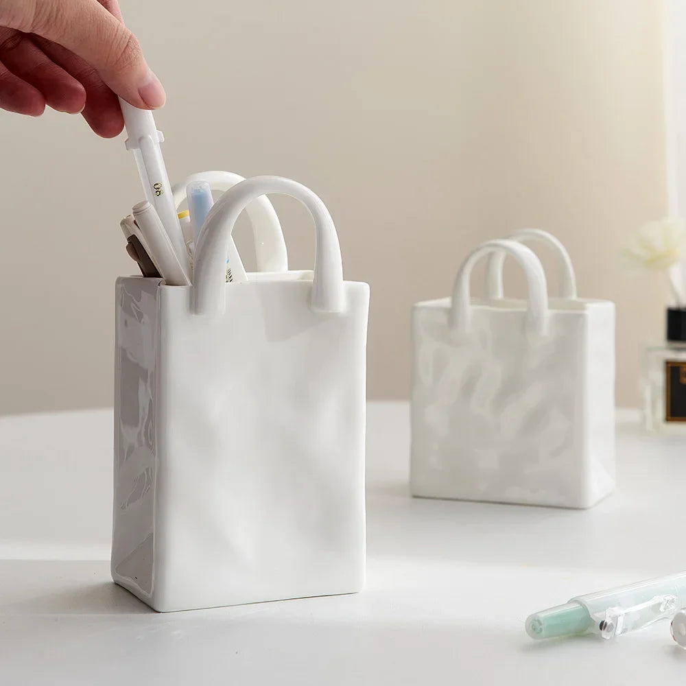 Design-Keramikvasen in kreativer Taschenform