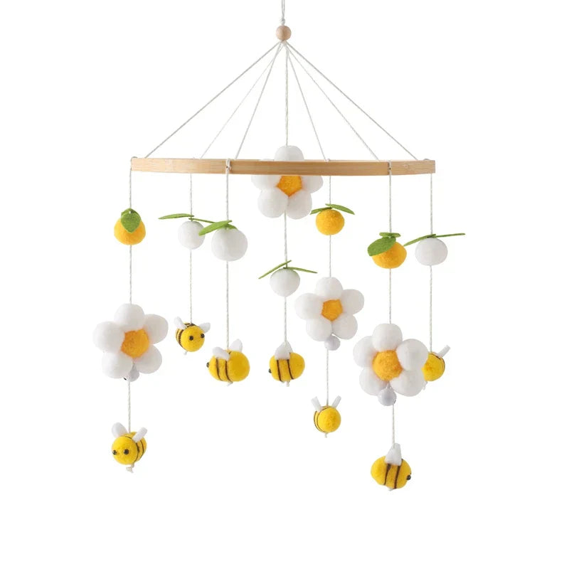 Holz-Wiegemobil mit Filz-Bären – Beruhigendes und Stilvolles Baby-Accessoire