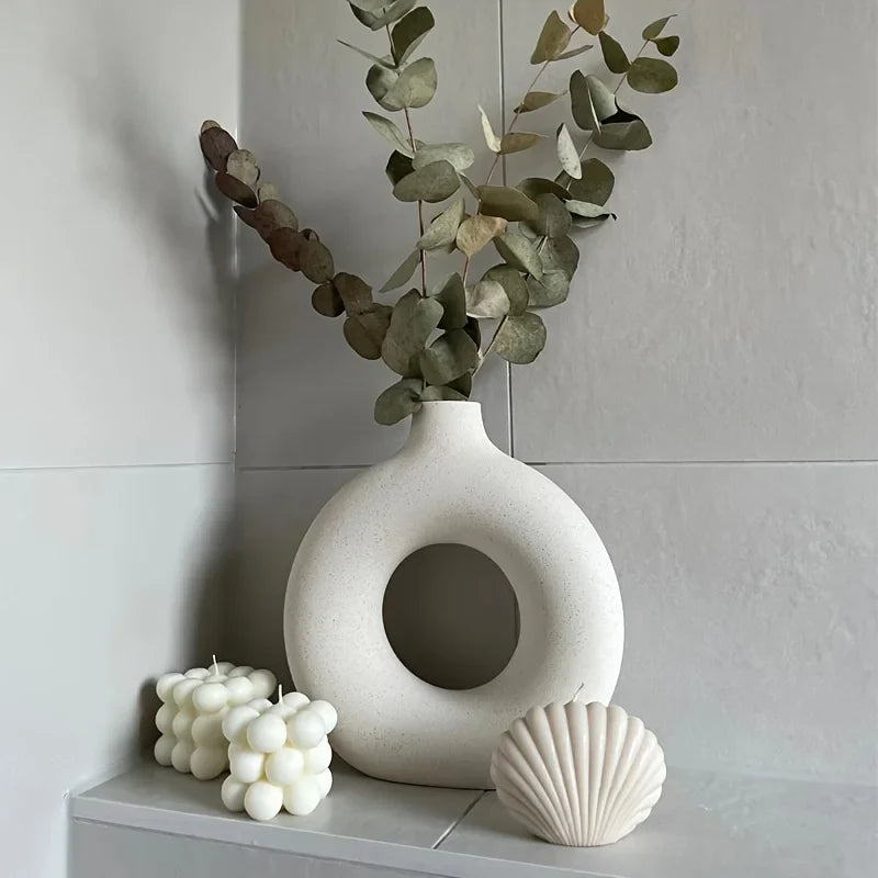 Runde Keramik-Vase im skandinavischen Stil