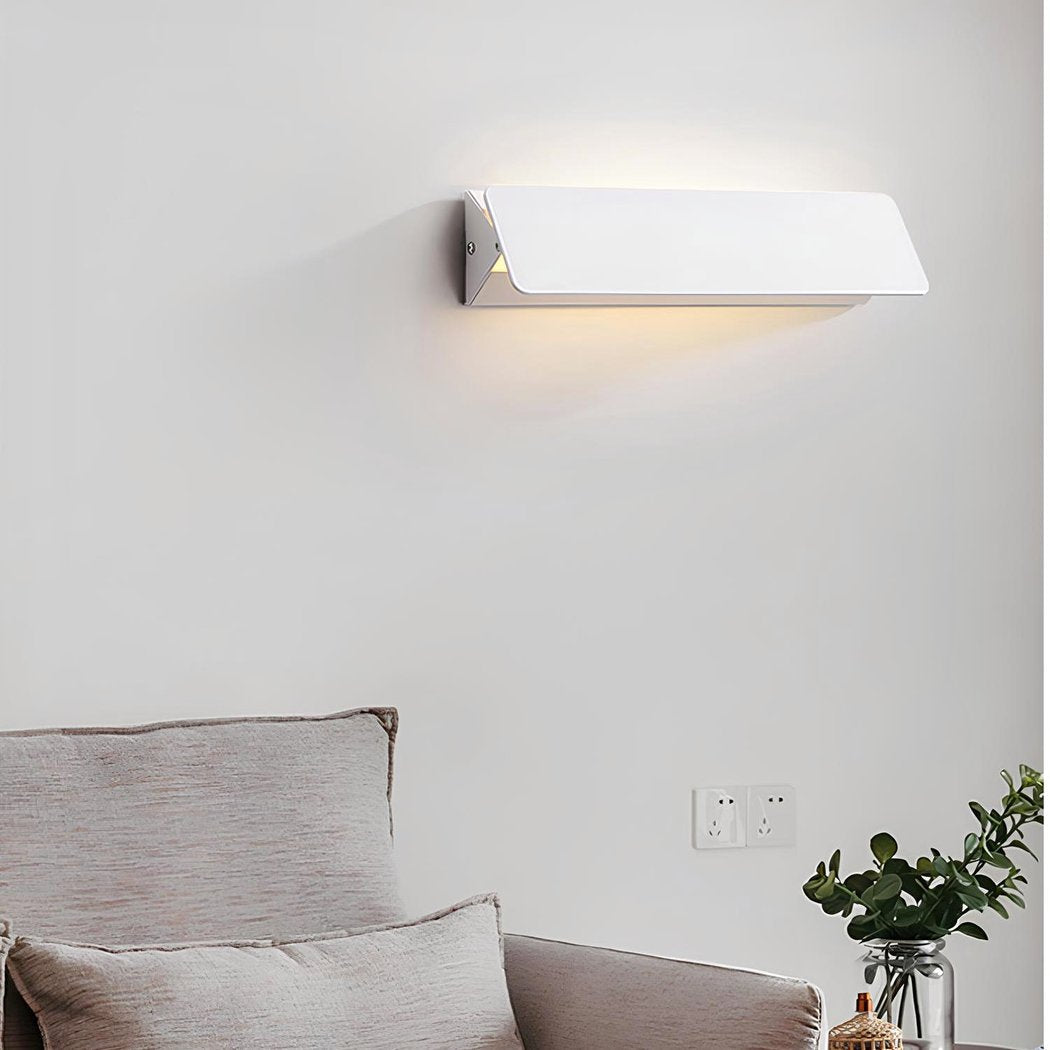 FlexiGlow Moderne Weiße Wandlampe – Verstellbare Klappe für Perfekte Lichtstreuung