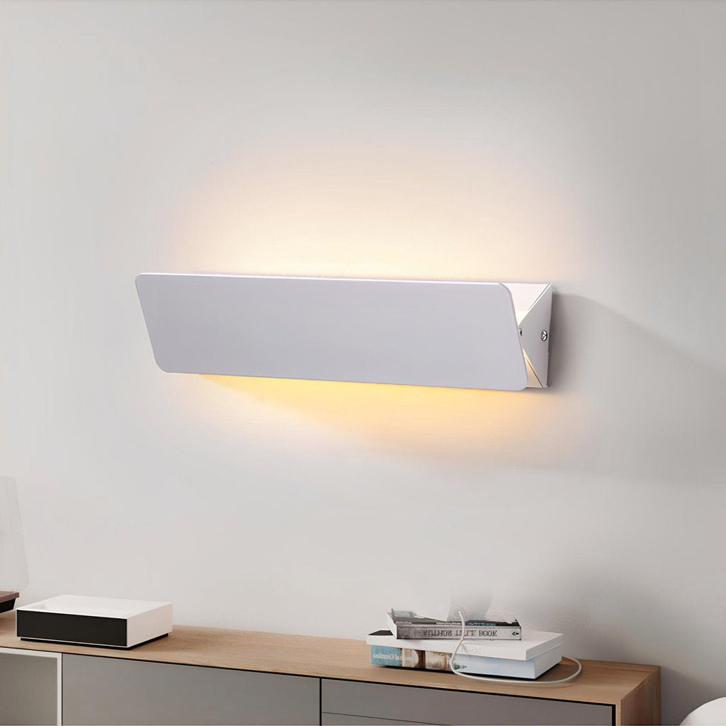 FlexiGlow Moderne Weiße Wandlampe – Verstellbare Klappe für Perfekte Lichtstreuung