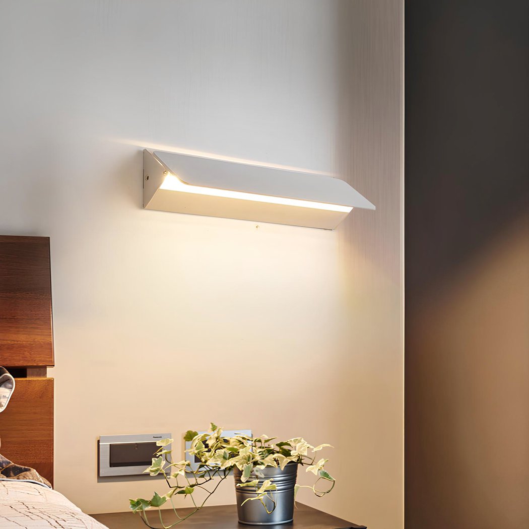 FlexiGlow Moderne Weiße Wandlampe – Verstellbare Klappe für Perfekte Lichtstreuung