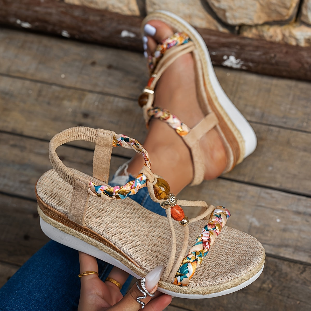 Bohemian handgewebte Jute Wedge Sandalen mit Blumen, Perlen und verstellbarem Knöchelriemen