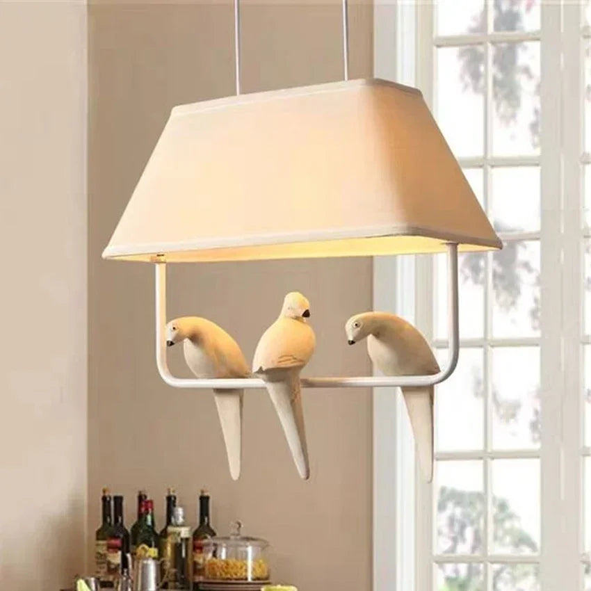 Hängelampe mit Vogel und Leinen-Schirm – Stimmungsvolles und Einzigartiges Design