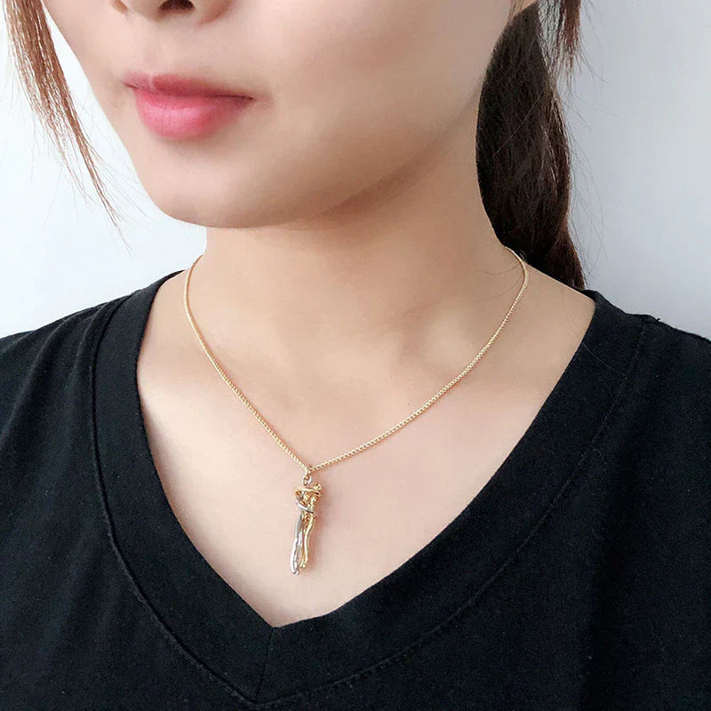Collier mit Umarmender Anhänger – Zeitloses Symbol der Liebe