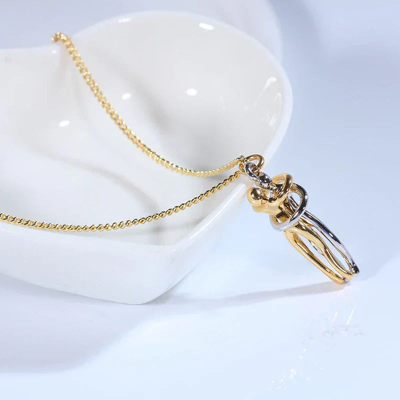 Collier mit Umarmender Anhänger – Zeitloses Symbol der Liebe