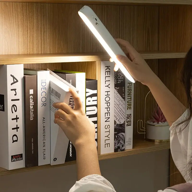 Minimalistische LED-Schreibtischleuchte mit Touch-Steuerung