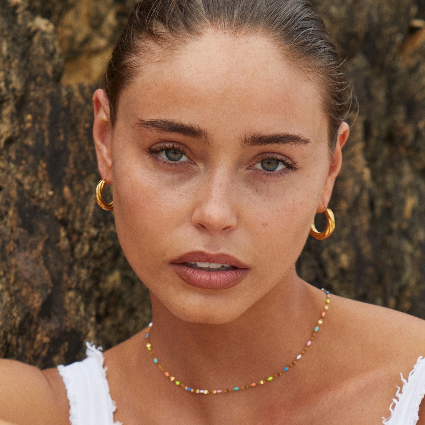 Soléna Choker – Subtile Farbenpracht mit Raffinierten Details