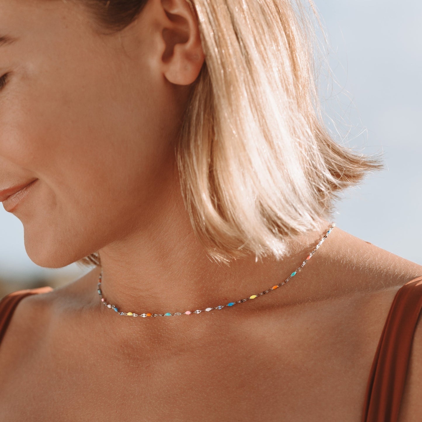 Soléna Choker – Subtile Farbenpracht mit Raffinierten Details