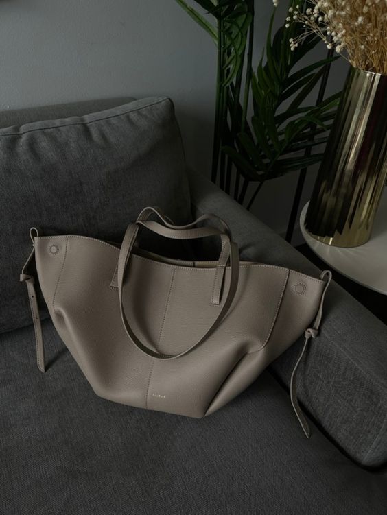 Elegance Tote – Luxuriöse Damenhandtasche mit großzügigem Stauraum