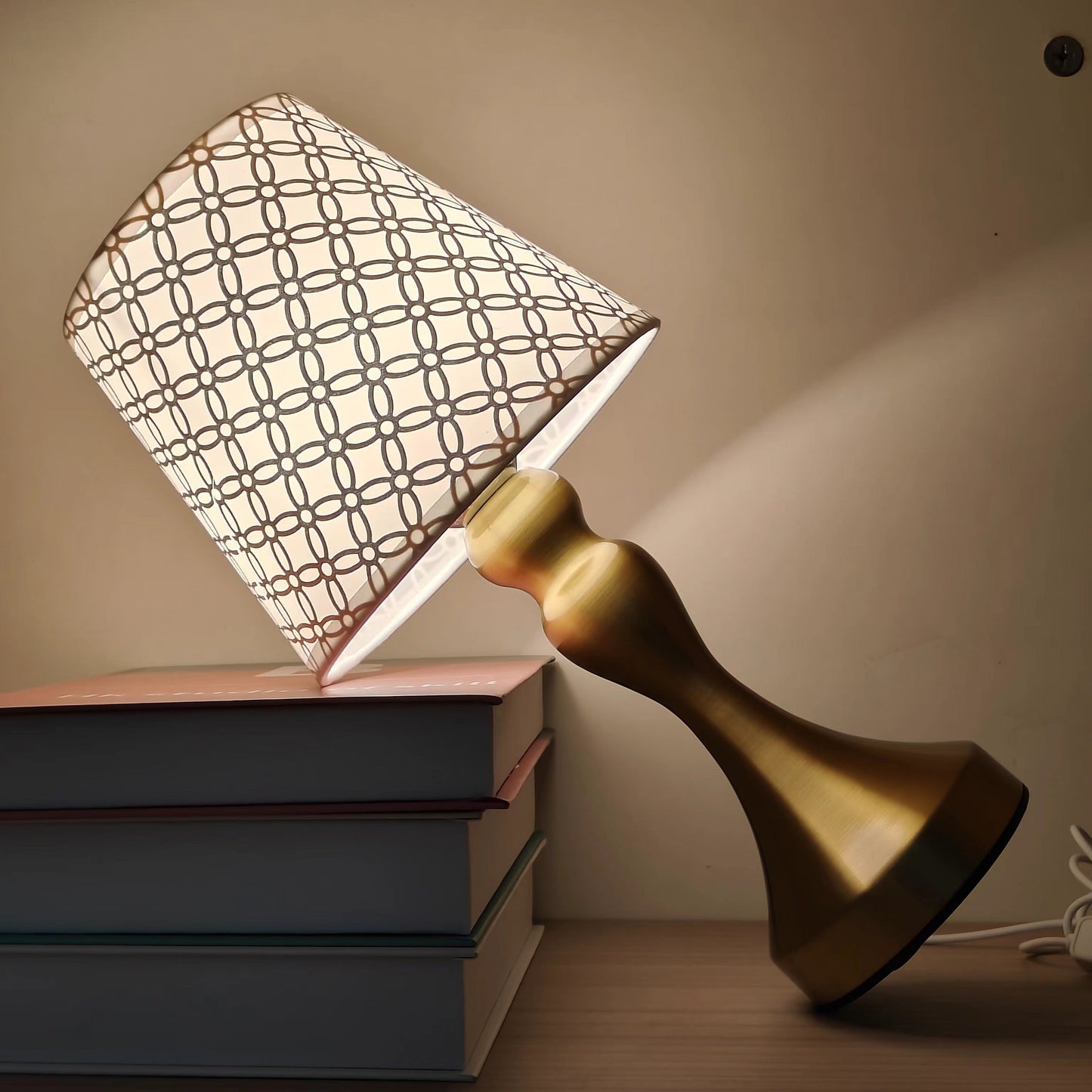 Goldene Eleganz Tischlampe – Raffinierter Stil für jeden Raum