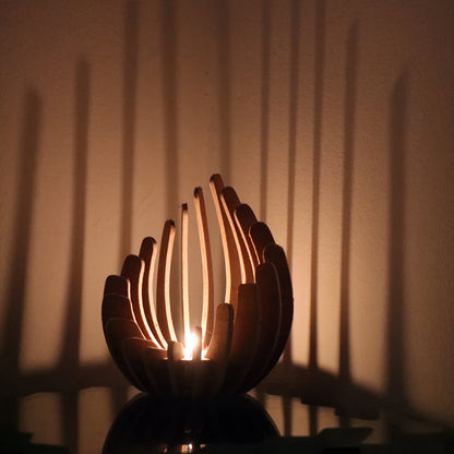 Bohemian Lotus Kerzenhalter – Handgefertigtes Schichtdesign aus Holz
