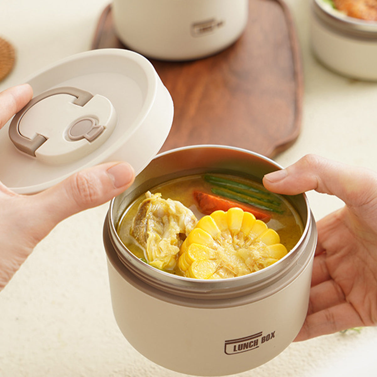 Praktische Lunchbox mit integriertem Besteck für unterwegs