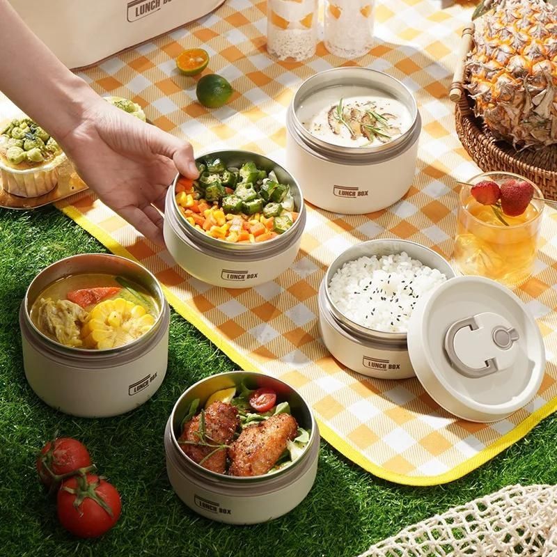 Praktische Lunchbox mit integriertem Besteck für unterwegs