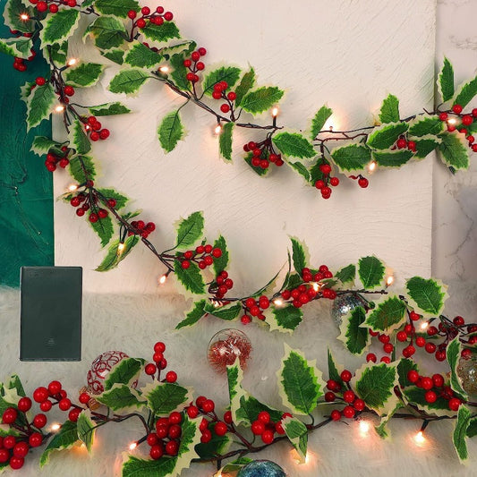 Weihnachtslichtergirlande mit Stechpalme – Für eine festliche Atmosphäre