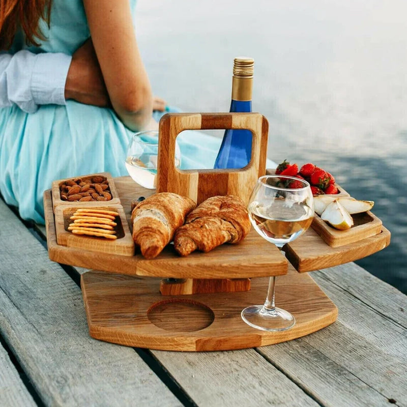 Eleganter Holztisch für Picknick und Wein – Praktisch und Luxuriös