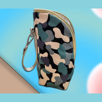 Schwarze Reißverschlusstasche im Camouflage-Look + Type-C-Kabel