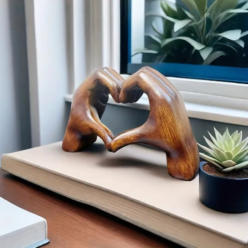 Herzförmige Skulptur – Moderne Kunst mit einem Romantischen Touch